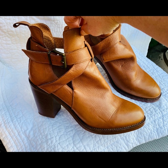 Soft leather Hibou Sz39 strappy heel 9x3.5x3” heel - Picture 2 of 6